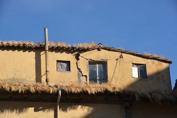 fachada de un edificio abandonado