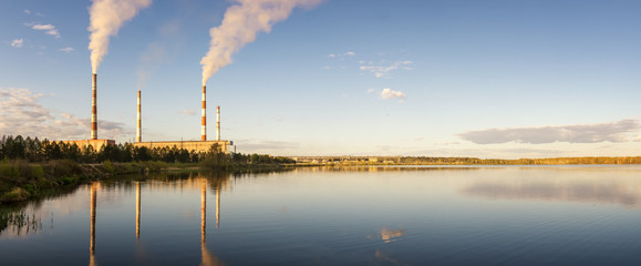 панорама Рефтинская электростанция возле водоема,...