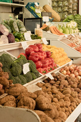 Gemüse auf Wochenmarkt in Funchal Markthalle mit Paprika