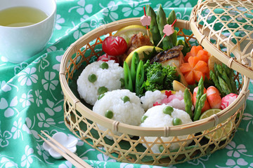 豆ごはんの春の行楽弁当