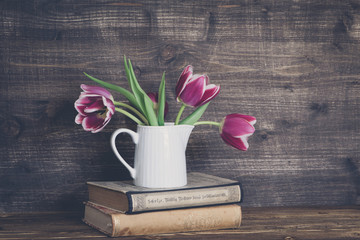 Wohnen: Tulpen in der Blumenvase
