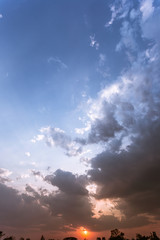Obraz premium Colorful dramatic sky with cloud at sunset.Sky with sun background.