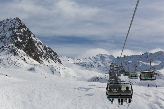 Ötztaler Alpen im Winter mit Sessellift