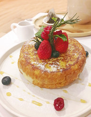 Cheesecake with berry and honey served with tea or coffee