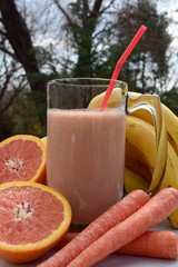 banana grapefruit carrot smoothie shake