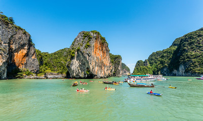 Obraz premium Canoeing at Koh Hong Island Phang Nga, Thailand – December 30, 2015 : Tourist Canoeing Program at the famous island :- Koh Hong Phang Nga Bay near Phuket, Andaman Sea.