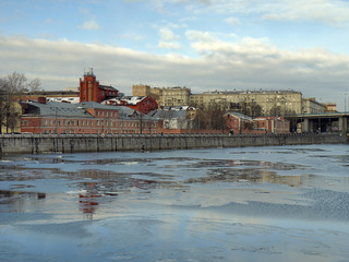 Лужнецкая набережная в Москве. Ледоход на реке в...