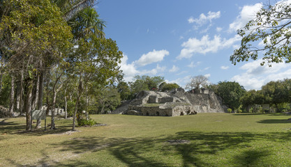 Fototapeta na wymiar Kohunlich, Mexiko, Maya Ruinen, zentraler Platz