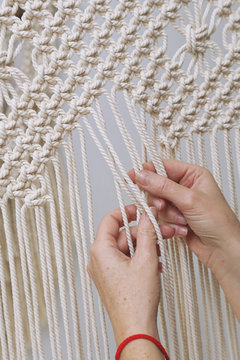 femme faisant du macram&eacute;, artisanat 