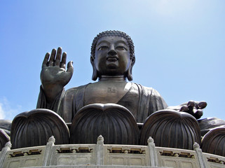 Fototapeta premium Gigantyczny Budda Tian Tan w Ngong Ping na wyspie Lantau w Hongkongu