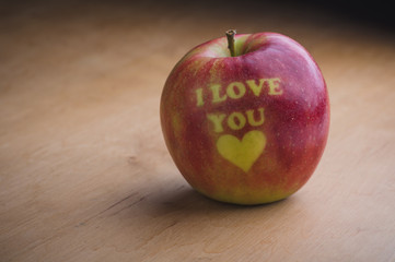 Walentynkowe jabłko - obrazy, fototapety, plakaty