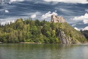 Fototapeta na wymiar Czorsztyn Castle in Poland