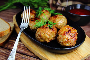 мясные тефтели  в сковороде с соусом и петрушкой
