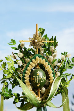 Palmsonntag, Karwoche, Ostern, Palmbuschen, Palmb&uuml;scherl, Palmbesen, Brauchtum, Textraum, copy space, Hochformat