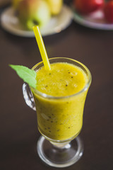 Koktajl smoothie z ananasa i pomarańczy © Mateusz