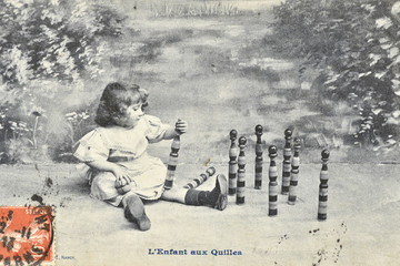 Carte postale ancienne / L'enfant aux quilles