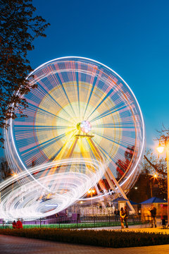 Rotating In Motion Effect Illuminated Attraction Ferris Wheel