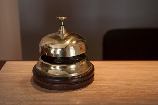 d&eacute;tail sonnette &agrave; la r&eacute;ception d'un h&ocirc;tel de luxe