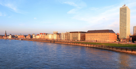 Naklejka premium Rhein und Düsseldorf, Rheinuferpromenade