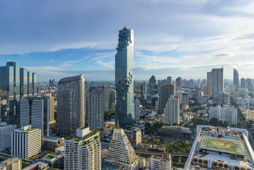 Fototapeta na wymiar Bangkok Thailand - August 27,2016 : The beautiful bangkok cityscape is capital of Thailand the most populous city of Thailand. Metropolitan Building was the tall 314 meters height 77 floors