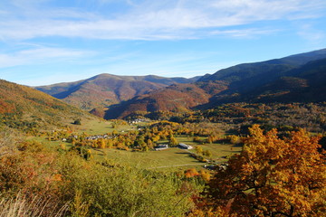 Paysage d'automne dans les Pyrénées audoises, Occitanie dans le sud de la France