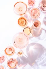 Deurstickers Veel glazen rose wijn bij wijnproeverijen. Concept van rose wijn en variëteit © Ekaterina_Molchanova