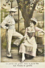 Carte postale ancienne / Les amoureux s'offrant des cerises