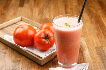 Tomato juice in clear glass on wooden table 토마토쥬스