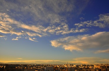 日暮れ　都会の街並み