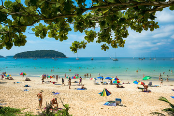 Obraz premium Tourists on the Nai Harn beach - one of the best beaches in Phuket 