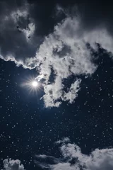 Gordijnen Geweldige donkere nachtelijke hemel met veel sterren, heldere volle maan en bewolkt. © kdshutterman
