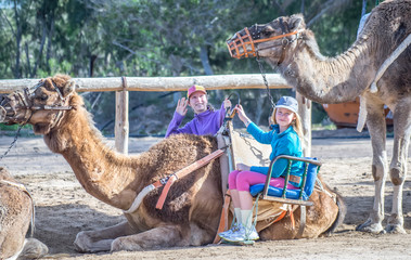 2 Mädchen auf Kamelsafari in Fuerteventura (Oasis Park)