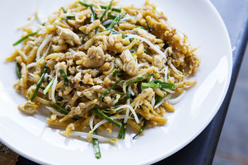 Fried short rice noodle with chicken