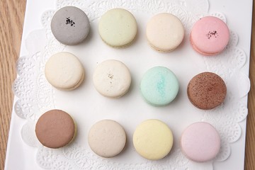 Sweet and colourful french macaroons 