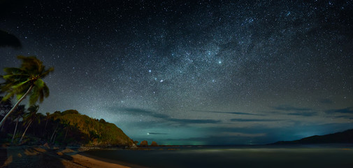 Panoramisch uitzicht op de kustzee tegen de achtergrond van de nachtelijke hemel