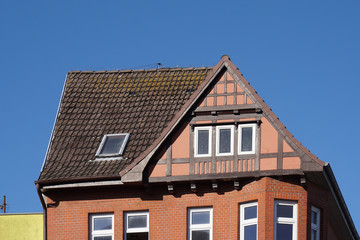 Fototapeta na wymiar Fenster in einer Fassade eines Hauses