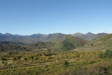 Fototapeta na wymiar Paysage d'automne dans les Pyrénées audoises, Occitanie dans le sud de la France