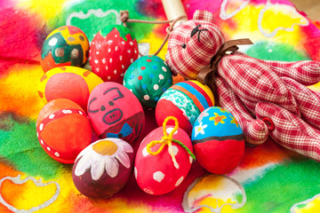 Fototapeta na wymiar easter egg with bear on colorful paper