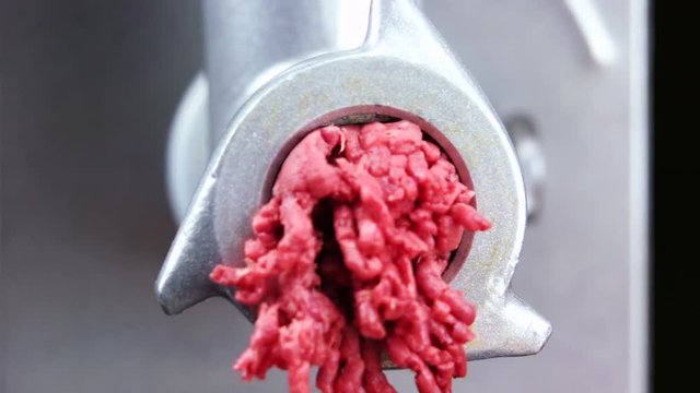preparation of minced meat using the meat grinder
