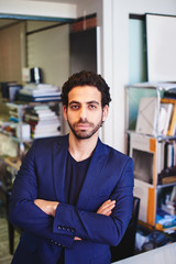 Obraz premium The portrait of Arab businessman jacket on the background of shelves with documents in the office
