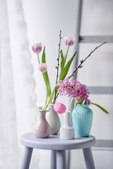 Fototapeta na wymiar Frühlingsblumen in kleinen Vasen, Vintage Shabby pastell