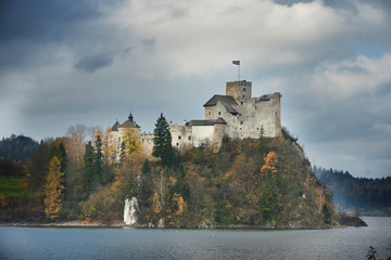 Zamek w Niedzicy nad Jeziorem Czorsztyńskim 