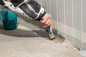 Waterproofing an outside wall-floor connection with ms polymer sealant