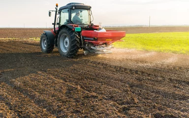 Crédence de cuisine en verre imprimé Tracteur Tractor spreading artificial fertilizers