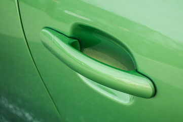 détail poignée de porte verte de voiture moderne