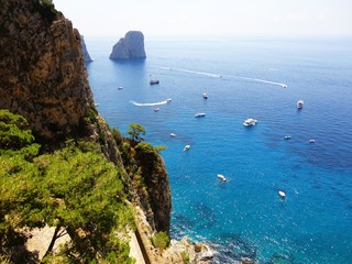 Vista parziale dei faraglioni nel golfo di Capri. © Raffaello Tiziano