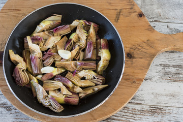 carciofi tagliati in padella dall'alto