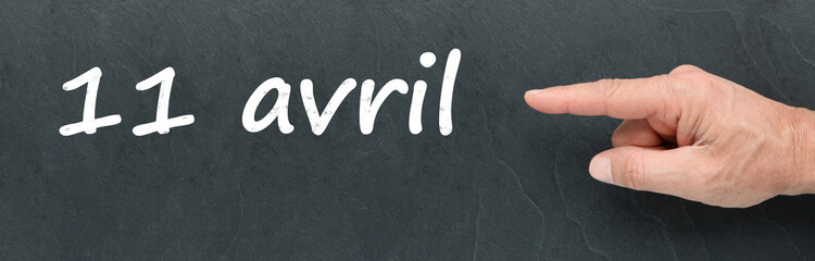 Obraz premium 11 avril à la craie et montrer du doigt sur ardoise