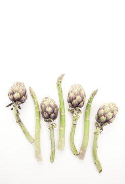 Fresh artichokes, fresh vegetables for a slimming and detox recipe