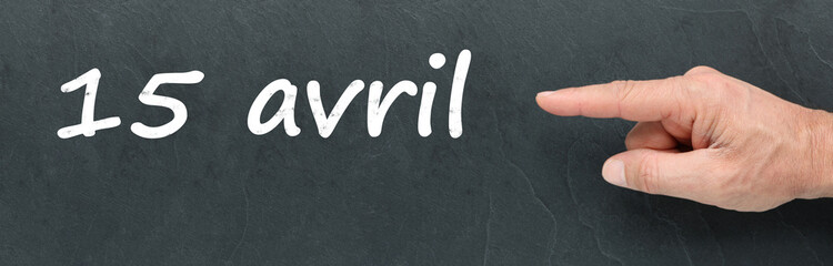 Obraz premium 15 avril à la craie et montrer du doigt sur ardoise